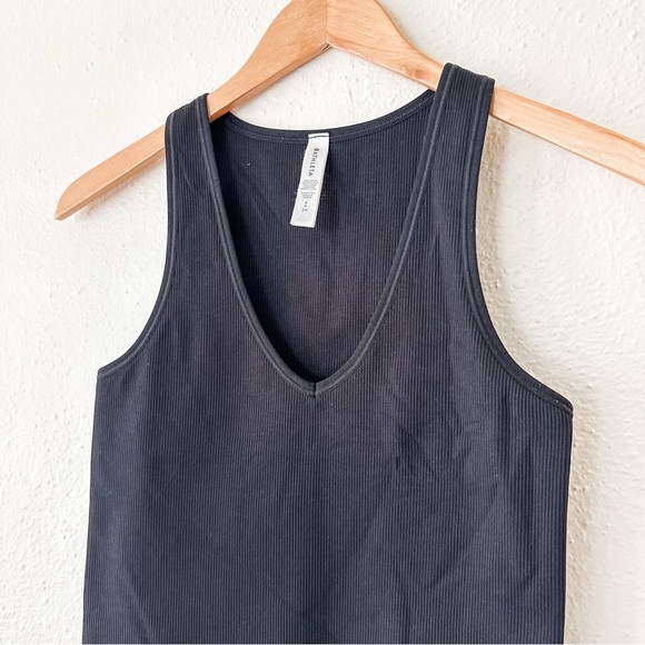 Athleta Womens Aurora Black Seamless Ribbed Waist Length V-Neck Tank Top - Picture 3 of 5
